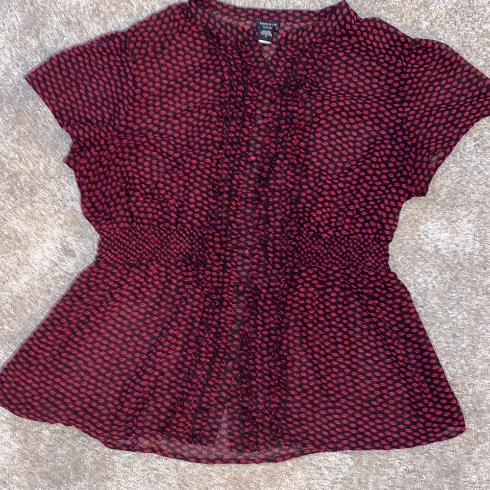 Torrid red and black short sleeve dress shirt with lip print.